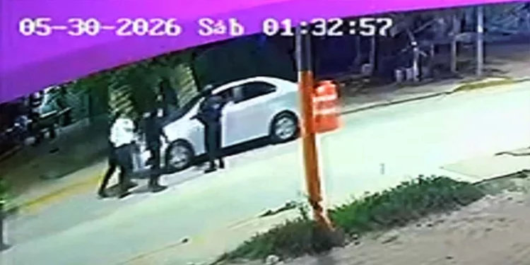 El conductor del vehículo gris burló el retén de alcoholimetría en la Avenida del Rosario tras dar positivo en la prueba.