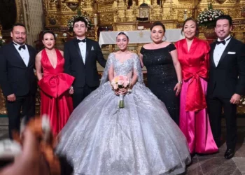 Ximena Contreras junto a sus padrinos Adriana Avendaño Velasco, Tania Martínez Narciso y Jorge Martínez Narciso.