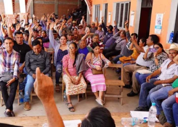Foto: @jesusromero // A pesar de la suspensión del juez, ayer se realiza una consulta Rancho Viejo, Sola de Vega, en torno a la presa Mujer Solteca.