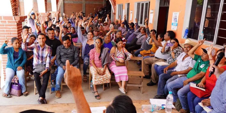 Foto: @jesusromero // A pesar de la suspensión del juez, ayer se realiza una consulta Rancho Viejo, Sola de Vega, en torno a la presa Mujer Solteca.