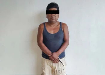 Agentes estatales realizaron el traslado del detenido en la región del Istmo para que comparezca ante las autoridades judiciales.
