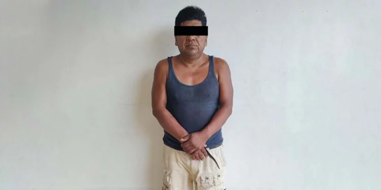 Agentes estatales realizaron el traslado del detenido en la región del Istmo para que comparezca ante las autoridades judiciales.