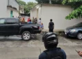Al menos ocho impactos de bala quedaron incrustados en el portón de acero de un domicilio en Juchitán.