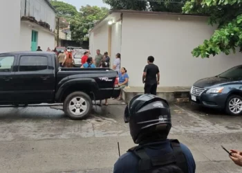 Al menos ocho impactos de bala quedaron incrustados en el portón de acero de un domicilio en Juchitán.