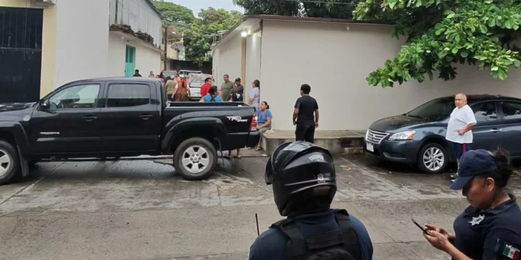 Al menos ocho impactos de bala quedaron incrustados en el portón de acero de un domicilio en Juchitán.