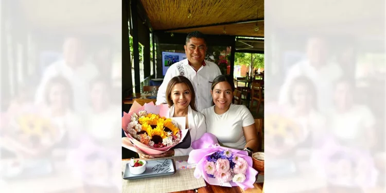 Fotos: Rubén Morales // Arcelia Galán celebró su cumpleaños con un agradable desayuno en compañía de su novio, Javier Romero, y de su hija, Carime Galán.