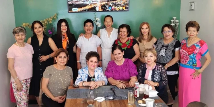Fotos: Rubén Morales // Compartieron su día especial con un grupo de amigas muy queridas.