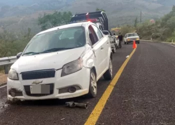 El automóvil Chevrolet Aveo color blanco presentó daños considerables.