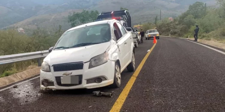 El automóvil Chevrolet Aveo color blanco presentó daños considerables.