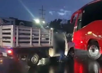 El fuerte impacto generó cuantiosos daños materiales.