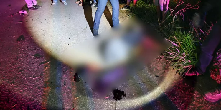 El motociclista sufrió una fractura expuesta; fue trasladado en código rojo.