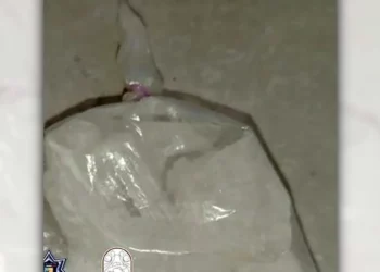 El motociclista fue asegurado con dosis de presunta droga tras intentar evadir el filtro.