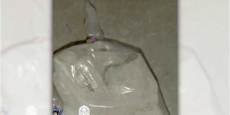 El motociclista fue asegurado con dosis de presunta droga tras intentar evadir el filtro.