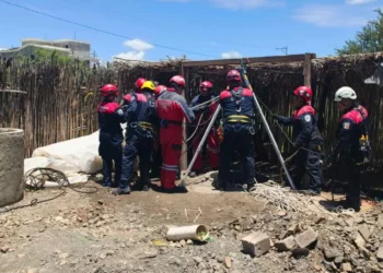 Elementos del Cuerpo de Bomberos implementaron equipo especializado para rescatar los restos del infortunado sujeto.