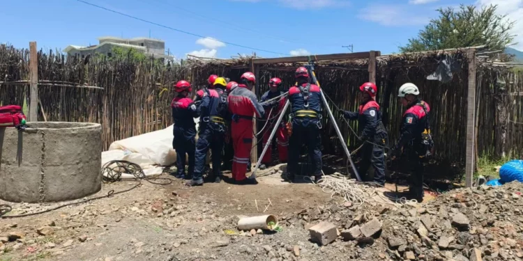 Elementos del Cuerpo de Bomberos implementaron equipo especializado para rescatar los restos del infortunado sujeto.