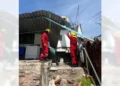 Elementos de Bomberos y Protección Civil laboran en la remoción de las láminas colapsadas.