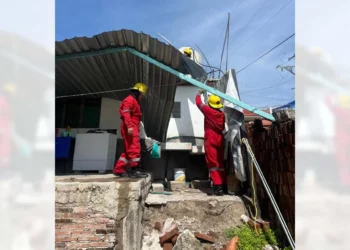 Elementos de Bomberos y Protección Civil laboran en la remoción de las láminas colapsadas.