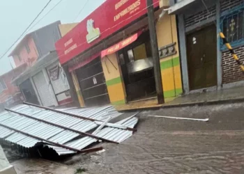 Elementos de Bomberos y Protección Civil retiraron las láminas que colapsaron sobre.