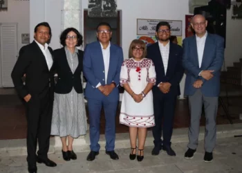 Especialistas, académicos y asistentes participaron en la presentación del libro.