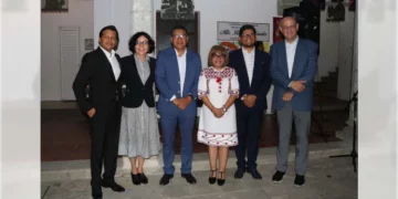 Especialistas, académicos y asistentes participaron en la presentación del libro.