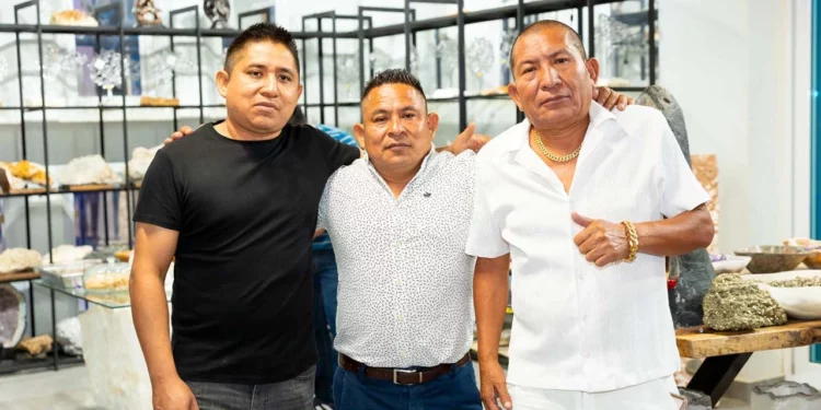 Fotos: Omar Maya Calvo/Gil Obed González García // José Luis Ramos Rosas, al centro, con sus hermanos en 9 Elementos, Rocas y Minerales en la Torre Fruver.