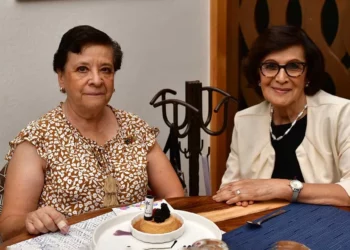 Fotos: Rubén Morales // La festejada junto a su entrañable amiga Eva Ríos durante su desayuno de cumpleaños.