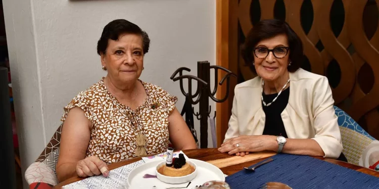 Fotos: Rubén Morales // La festejada junto a su entrañable amiga Eva Ríos durante su desayuno de cumpleaños.