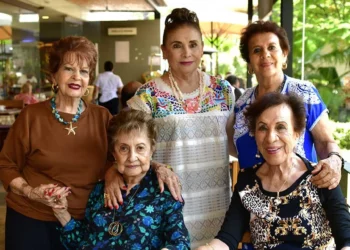 Foto: Rubén Morales // Lehonor Hurtado, Irene Rodríguez de Díaz, Conchita Galindo, Martha Pacheco y Bety Guillen.