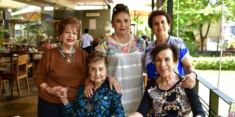 Foto: Rubén Morales // Lehonor Hurtado, Irene Rodríguez de Díaz, Conchita Galindo, Martha Pacheco y Bety Guillen.