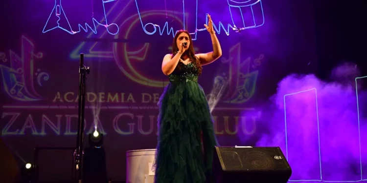 Fotos: Rubén Morales // Alumnos de la Academia de Canto ‘Zanda Gundaluú’ demostrando su evolución técnica y proyección escénica en la gala musical.