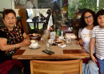 Foto: Rubén Morales // La Lic. María de la Luz Árias Cruz compartió un agradable desayuno con su nuera, Agueda Cervantes Hernández, y su nieto, Antonio Díaz Cervantes.