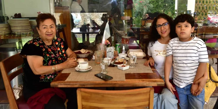 Foto: Rubén Morales // La Lic. María de la Luz Árias Cruz compartió un agradable desayuno con su nuera, Agueda Cervantes Hernández, y su nieto, Antonio Díaz Cervantes.