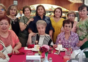 Fotos: Rubén Morales // Sandra Calvo y Evelia Mayoral celebraron su cumpleaños acompañadas de sus entrañables amigas.