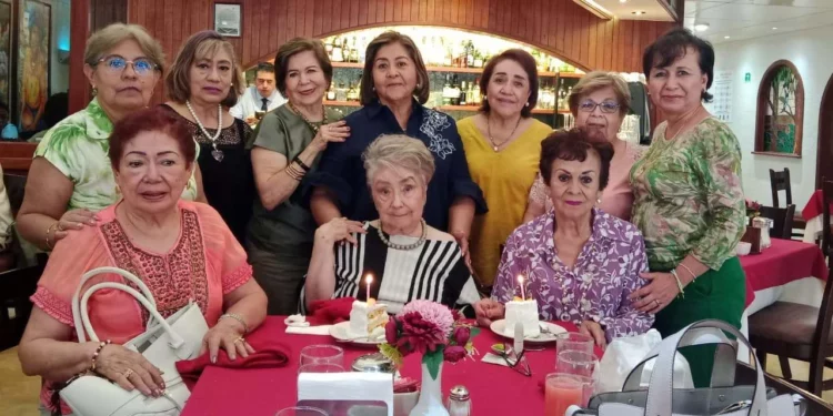 Fotos: Rubén Morales // Sandra Calvo y Evelia Mayoral celebraron su cumpleaños acompañadas de sus entrañables amigas.
