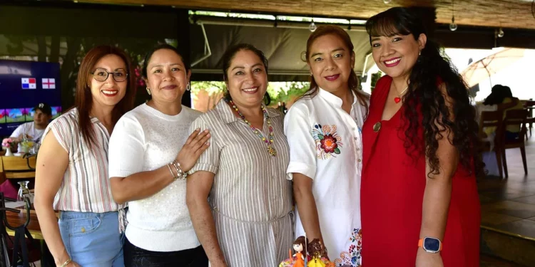 Fotos: Rubén Morales // Las cumpleañeras estuvieron acompañadas por sus amigas Esther Hernández y Julia Zárate, con quienes conservan una entrañable amistad.