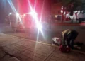 Paramédicos estabilizaron al motociclista, quien presentó fracturas de fémur y pelvis.
