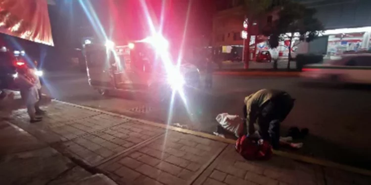 Paramédicos estabilizaron al motociclista, quien presentó fracturas de fémur y pelvis.