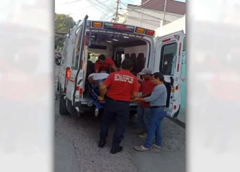 Paramédicos atendieron de urgencia al motociclista de 48 años.