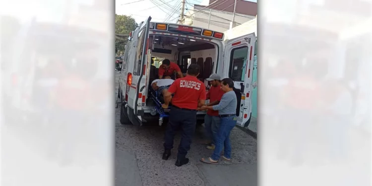 Paramédicos atendieron de urgencia al motociclista de 48 años.