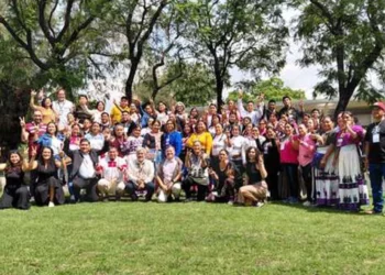 Promotores culturales y hablantes de lenguas originarias participan en un taller nacional contribuyendo a la preservación de la diversidad lingüística del país.