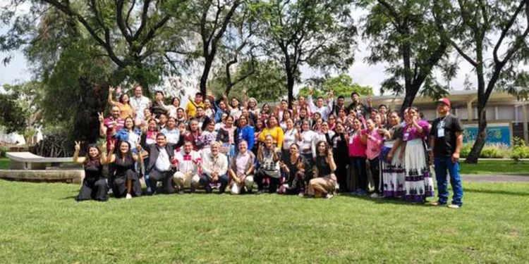 Promotores culturales y hablantes de lenguas originarias participan en un taller nacional contribuyendo a la preservación de la diversidad lingüística del país.