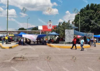 Foto: Adrián Gaytán // El bloqueo en la planta de distribución de Pemex amenaza el abasto de gasolinas en la zona metropolitana de Oaxaca.