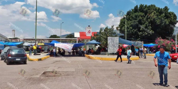 Foto: Adrián Gaytán // El bloqueo en la planta de distribución de Pemex amenaza el abasto de gasolinas en la zona metropolitana de Oaxaca.