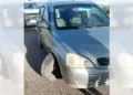 Un auto Chevrolet Corsa rompió la suspensión a la altura del Internado de Reyes Mantecón.