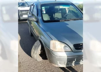 Un auto Chevrolet Corsa rompió la suspensión a la altura del Internado de Reyes Mantecón.