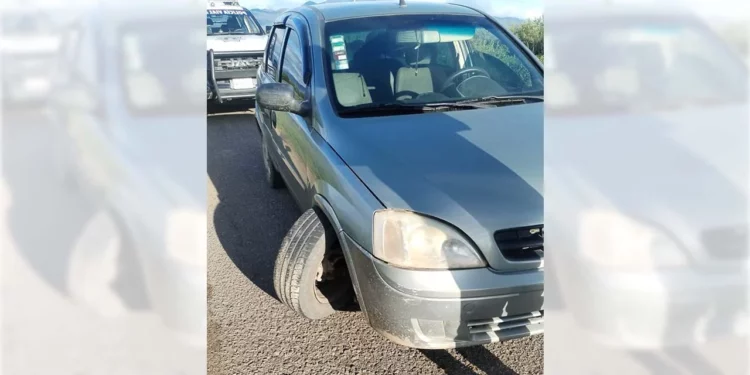 Un auto Chevrolet Corsa rompió la suspensión a la altura del Internado de Reyes Mantecón.