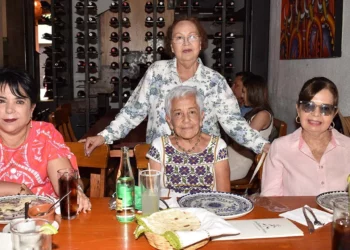 Yolanda García Caballero celebró sus entrañables amigas.
