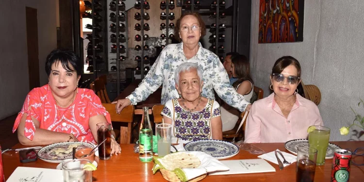Yolanda García Caballero celebró sus entrañables amigas.