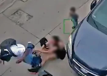 Foto: captura de video // El 26 de mayo, cámaras de seguridad captaron el momento cuando una mujer, acompañada de su hijo menor de edad fue agredida de manera sexual por un hombre.