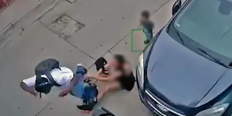 Foto: captura de video // El 26 de mayo, cámaras de seguridad captaron el momento cuando una mujer, acompañada de su hijo menor de edad fue agredida de manera sexual por un hombre.